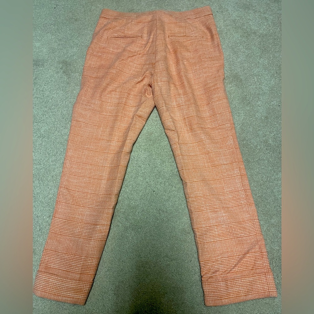 Cropped dress pant.